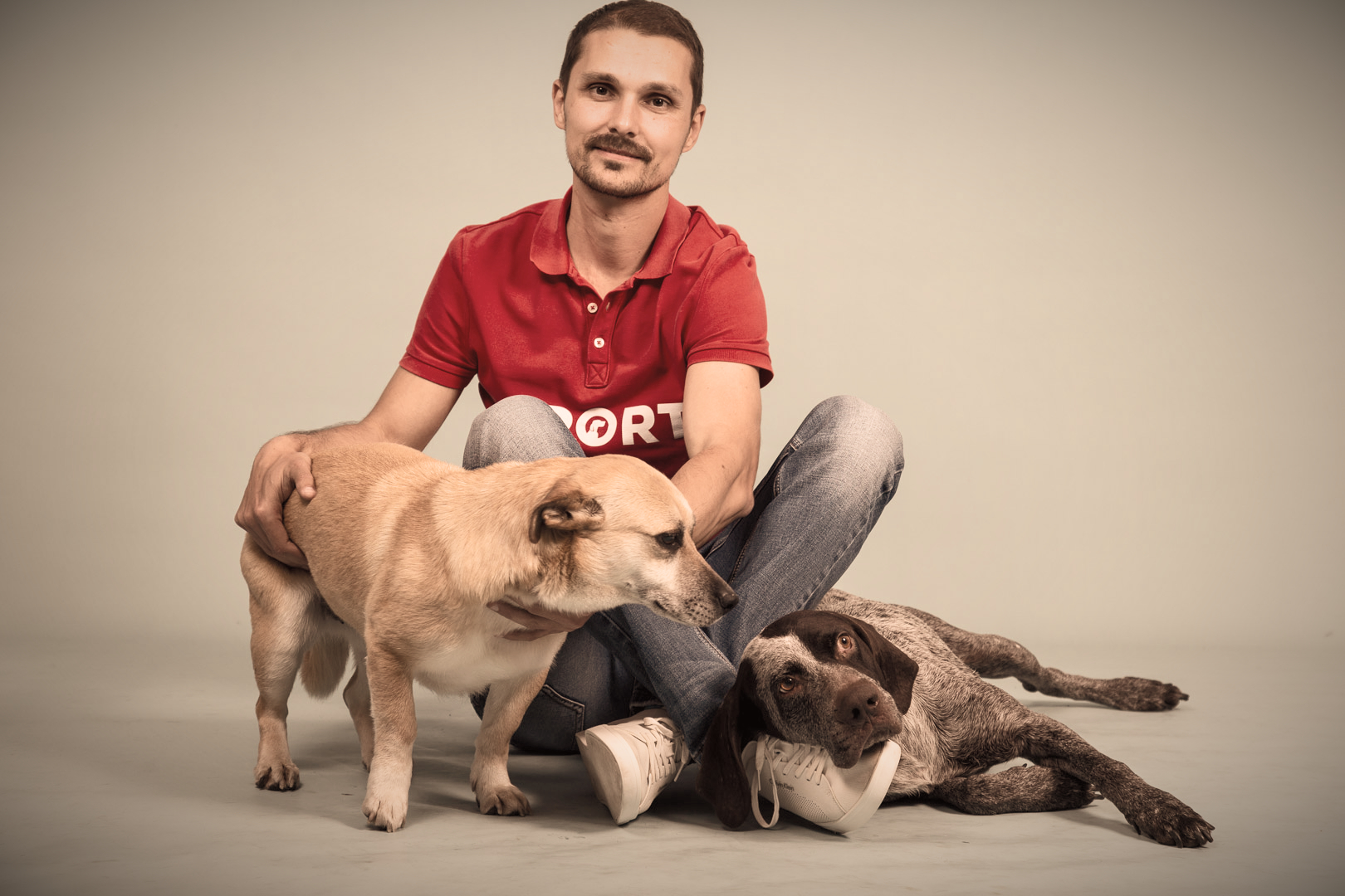 Bogdan, fondator Aport Training, cu doi câini